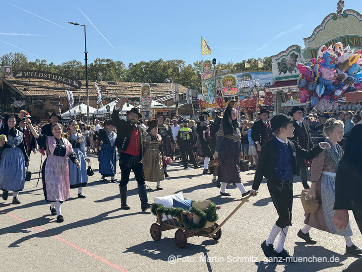 Brauereigespanne beim Trachten- und Schützenzug (©Foto: Martin Schmitz) 